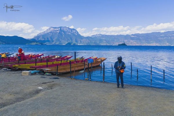 中金宸大 大洛水码头是泸沽湖极具摩梭风情的地方，旅游淡季的船工格外惬意